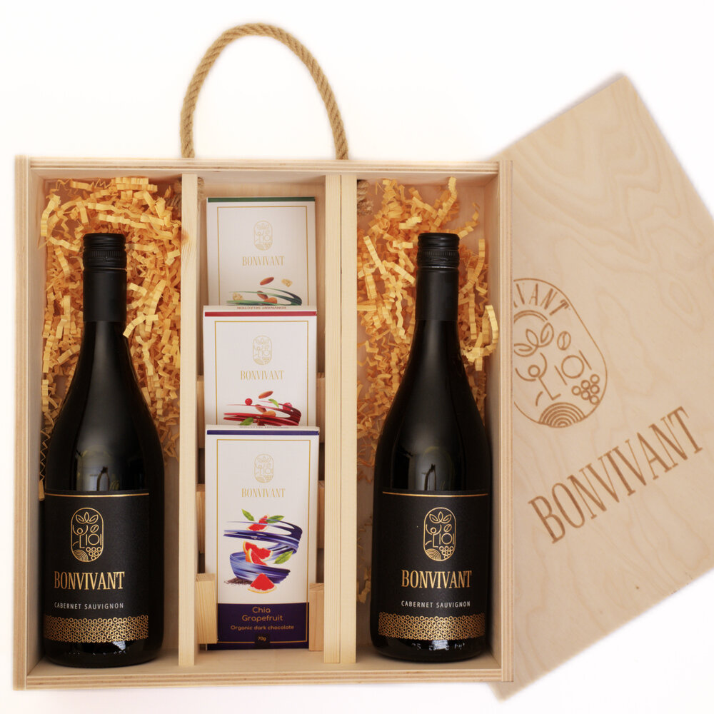 2 броя Сухо червено вино BONVIVANT „CABERNET SAUVIGNON" в комплект с три вида Био Веган шоколад BONVIVANT в уникална дървена кутия