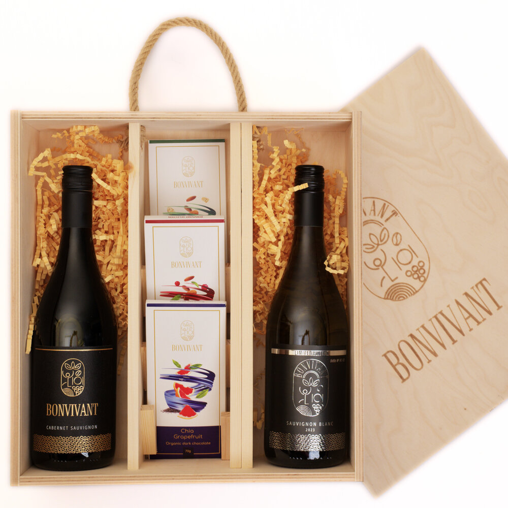 Сухо червено вино BONVIVANT „CABERNET SAUVIGNON"  и LIMITED EDITION BONVIVANT "SAUVIGNON BLANC" в комплект с три вида Био Веган шоколад BONVIVANT в уникална дървена кутия