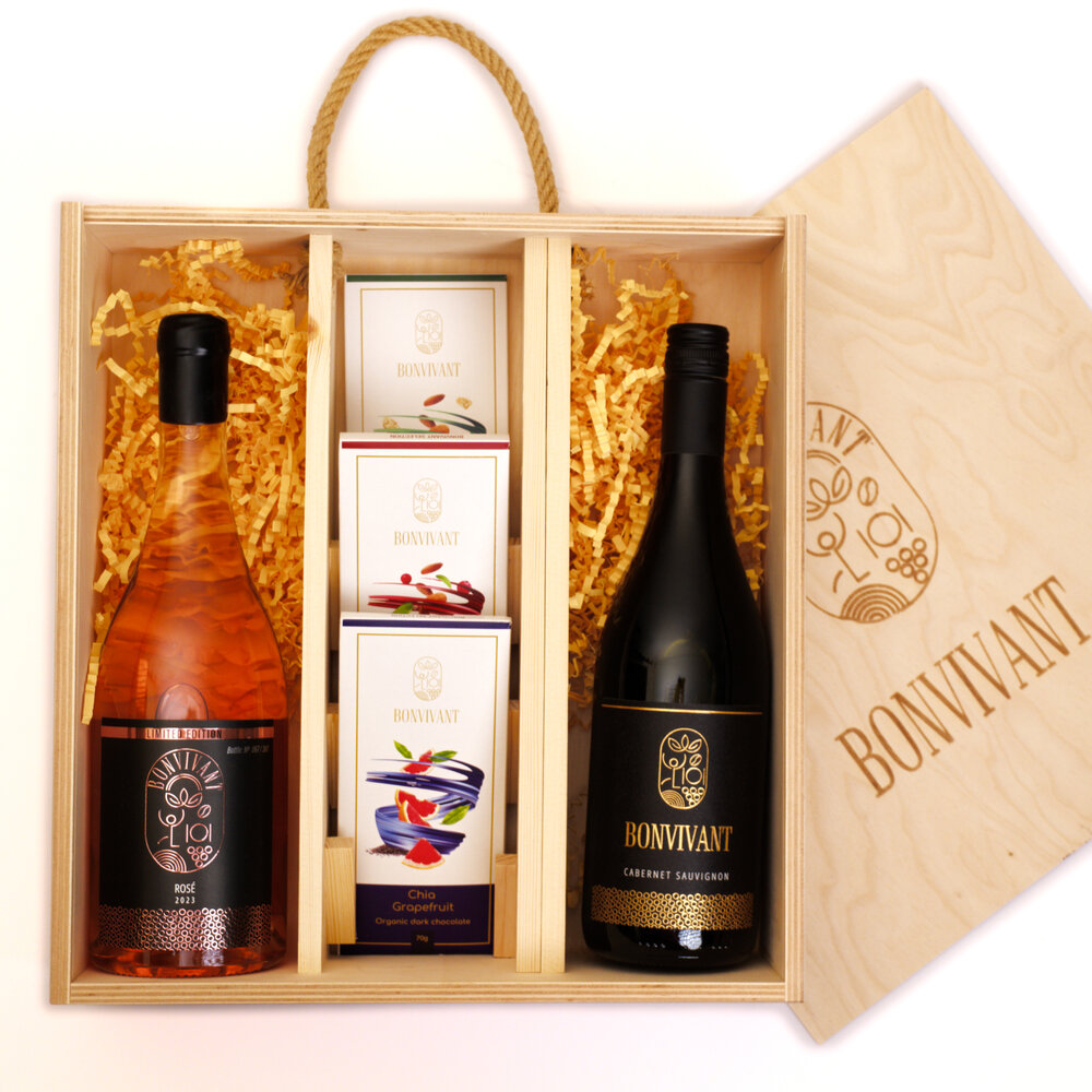 LIMITED EDITION BONVIVANT "ROZE" и Сухо червено вино BONVIVANT „CABERNET SAUVIGNON" в комплект с три вида Био Веган шоколад BONVIVANT в уникална дървена кутия