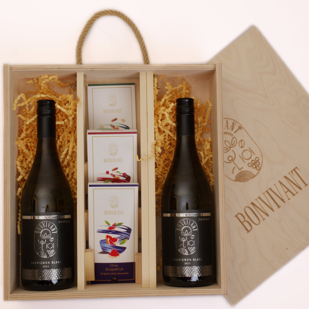 2 броя LIMITED EDITION BONVIVANT "SAUVIGNON BLANC" в комплект с три вида Био Веган шоколад BONVIVANT в уникална дървена кутия