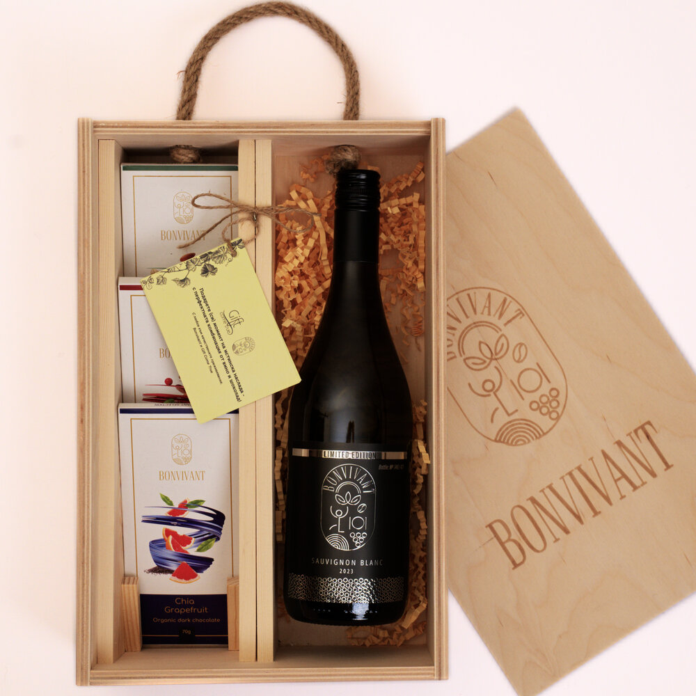LIMITED EDITION BONVIVANT „SAUVIGNON BLANC” в комплект с три вида Био Веган шоколад BONVIVANT  в уникална дървена кутия